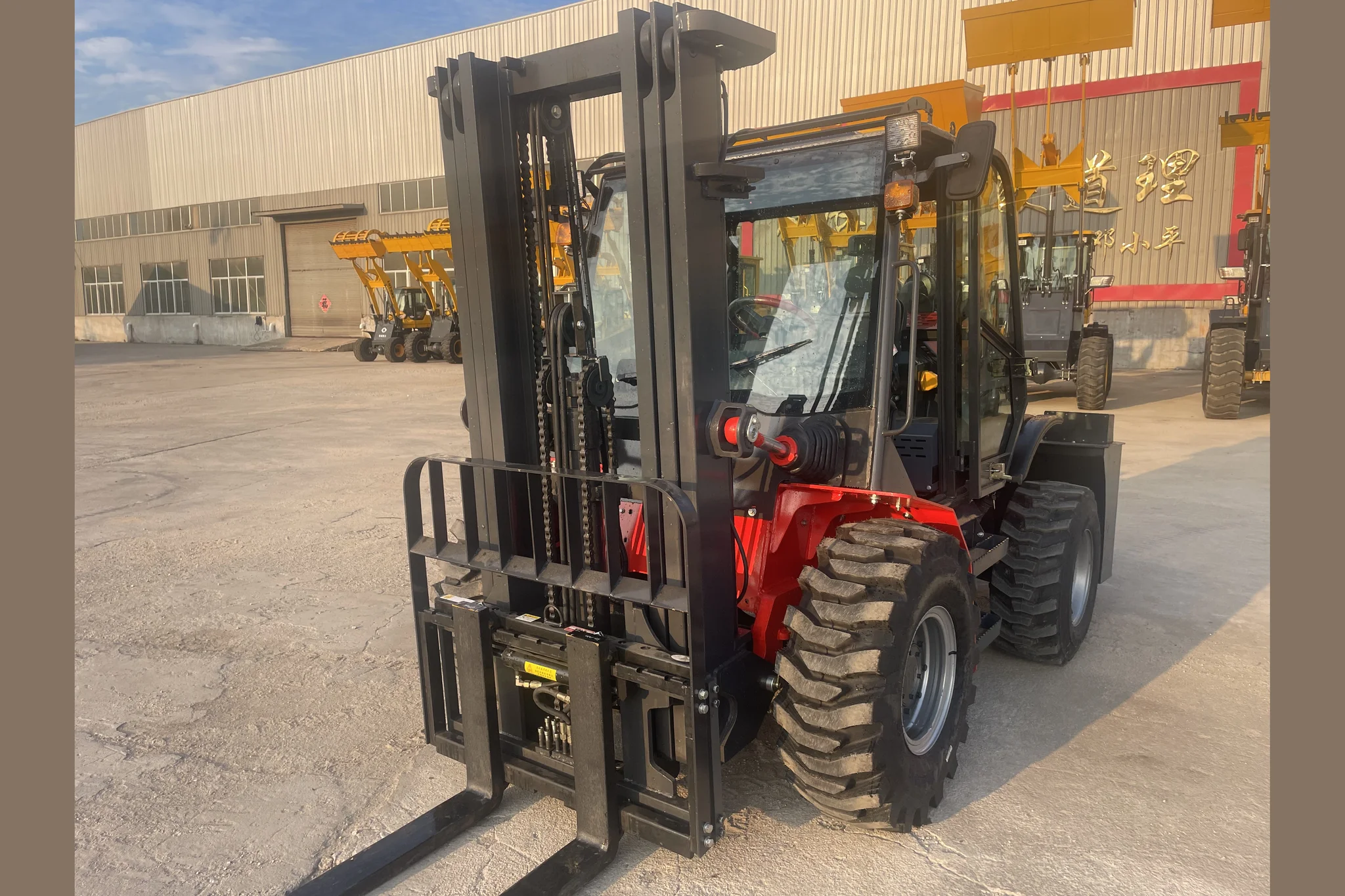 LT FORKLIFT T30E 3-ton all-terrain forklift with rear steering and four-wheel drive